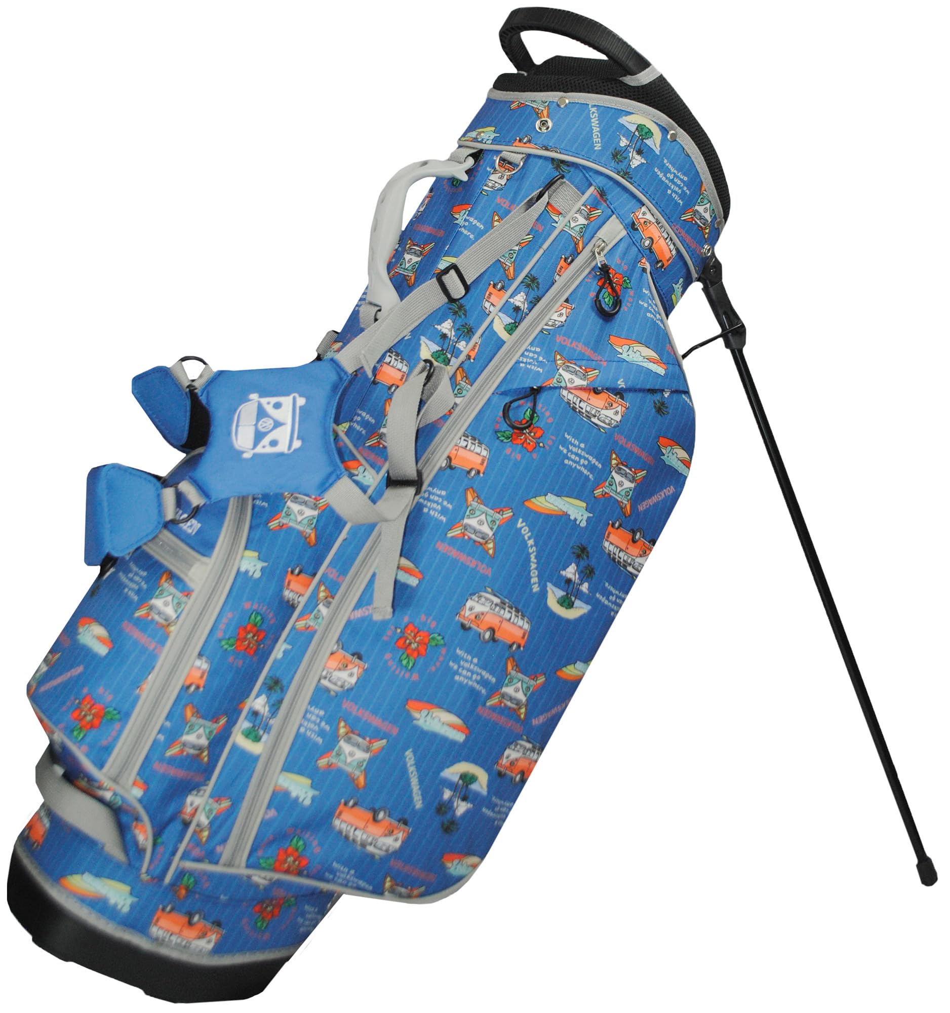 フォルクスワーゲン 9.5型スタンド式キャディバッグ ブルー VWCB-5402は、軽量で機能的なゴルフバッグです。 特徴的なT1バスの柄をあしらったデザインで、ゴルフコースで個性を演出します。軽量設計（重量2.6kg）なので、女性ゴルファーや持ち運びの負担を軽減したい方におすすめです。 素材には耐久性のある合成繊維（ポリエステル）を使用しており、安心してご使用いただけます。9.5型の大口径は、クラブを多数収納でき、出し入れもスムーズです。また、スタンド式を採用しているため、練習場やゴルフコースでの設置が安定し、便利です。 このキャディバッグは、ゴルフを快適に楽しむための実用性とデザイン性を兼ね備えており、幅広いゴルフシーンで活躍します。