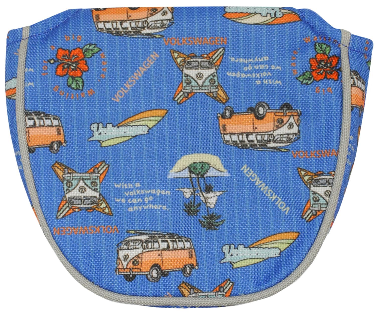 フォルクスワーゲンのT1バス柄がお洒落なネオマレット型パターカバー、「VWPC-5805」（ブルー）です。 【特徴】 このパターカバーは、可愛らしいフォルクスワーゲンT1バスのデザインが施されており、ゴルフバッグの中でも目を引くアイテムです。素材には耐久性に優れた合成繊維（ポリエステル）を使用しており、大切なパターを傷や汚れから保護します。 【用途】 ネオマレット型パターに対応した設計で、パターヘッドをしっかりとホールドします。サイズは外寸15×12×4cm（内寸12.5×10.5×2.5cm）となっており、多くのネオマレット型パターにご使用いただけます。 ゴルフコースでのラウンドはもちろん、自宅や練習場でのパターの保管・持ち運びにも適しています。実用性とデザイン性を兼ね備えた、フォルクスワーゲンファンにおすすめのゴルフアクセサリーです。 （251文字）