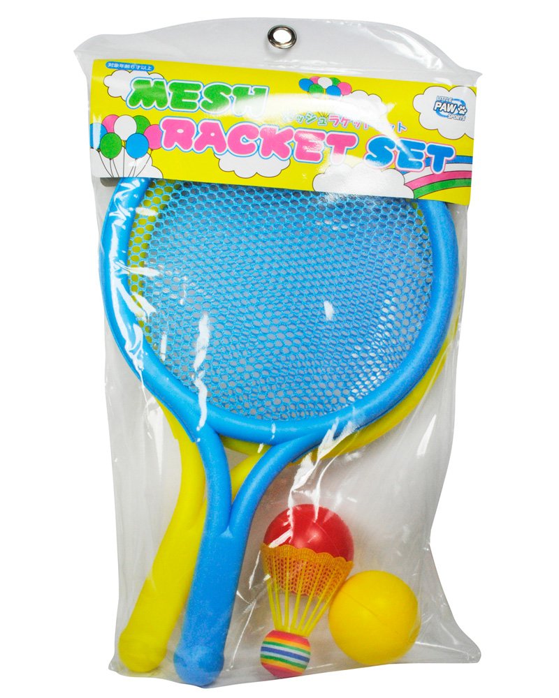 【LEZAX LITTLE PAW SPORTS メッシュラケットセット LPFS-6763】は、手軽にレジャーを楽しめるラケットセットです。「すぐ遊べる！レジャー用ラケットセット」の名の通り、特別な準備をせずに遊び始められます。 ラケットのサイズはW230×L28×H390mmで、適度な大きさで扱いやすく設計されています。軽量なメッシュ素材を使用しているため、お子様から大人まで、公園やビーチなどの様々なアウトドアシーンで、気軽にラリーを楽しむことができます。 持ち運びや保管に便利なパッケージサイズはW260×L70×H445mmです。家族や友人と一緒に、週末のアウトドア活動やレジャーのお供としてご活用ください。スポーツ初心者の方にもおすすめのアイテムです。