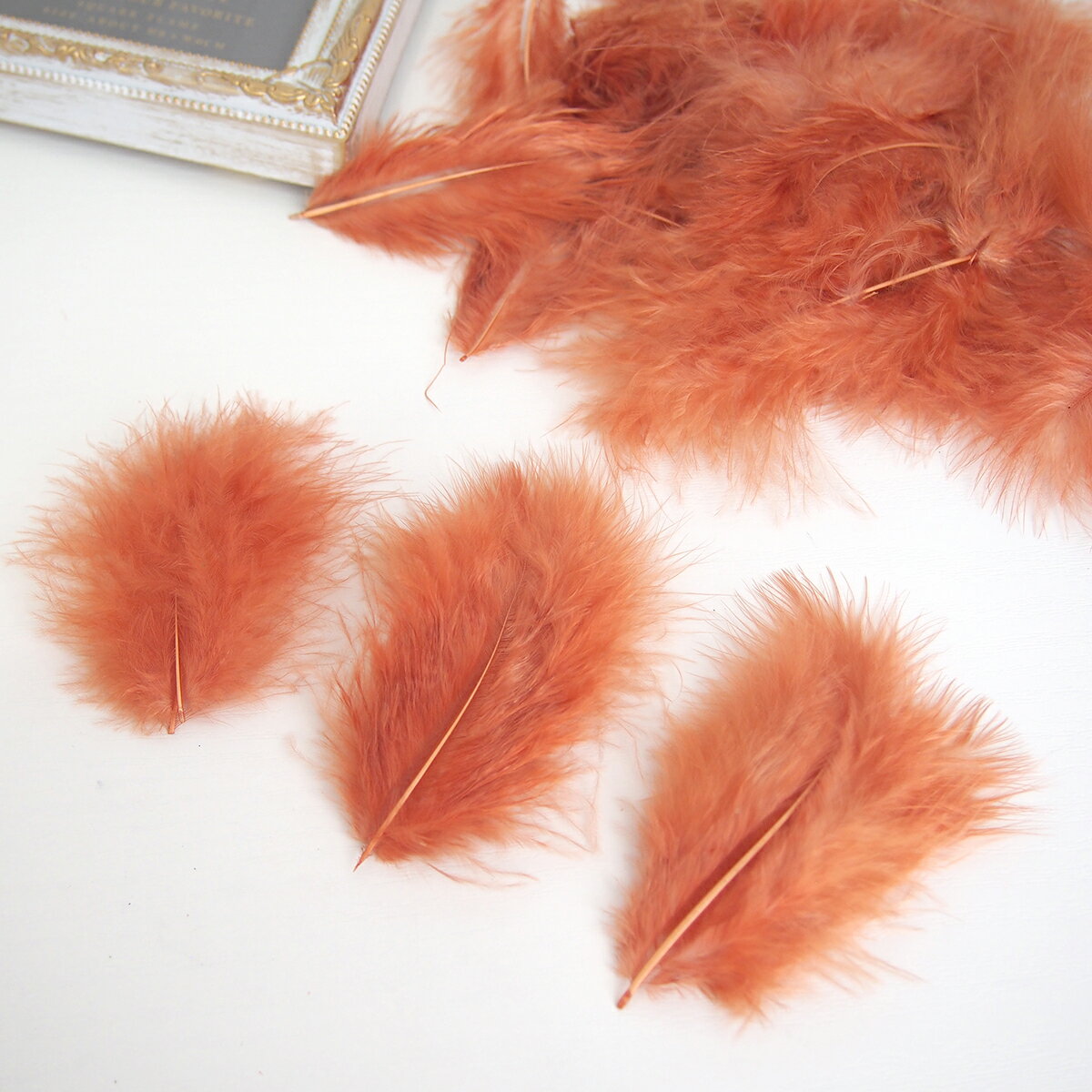 鳥の羽根 国内加工 天然フェザー パーツ マラボーSサイズ(2g) ［ファイアリーブラウン］茶色 きれいな天然羽 材料 素材 手芸 アクセサリー リース 花材 クリスマス ハロウィン ダンス 衣装 コスプレ 本物 材料