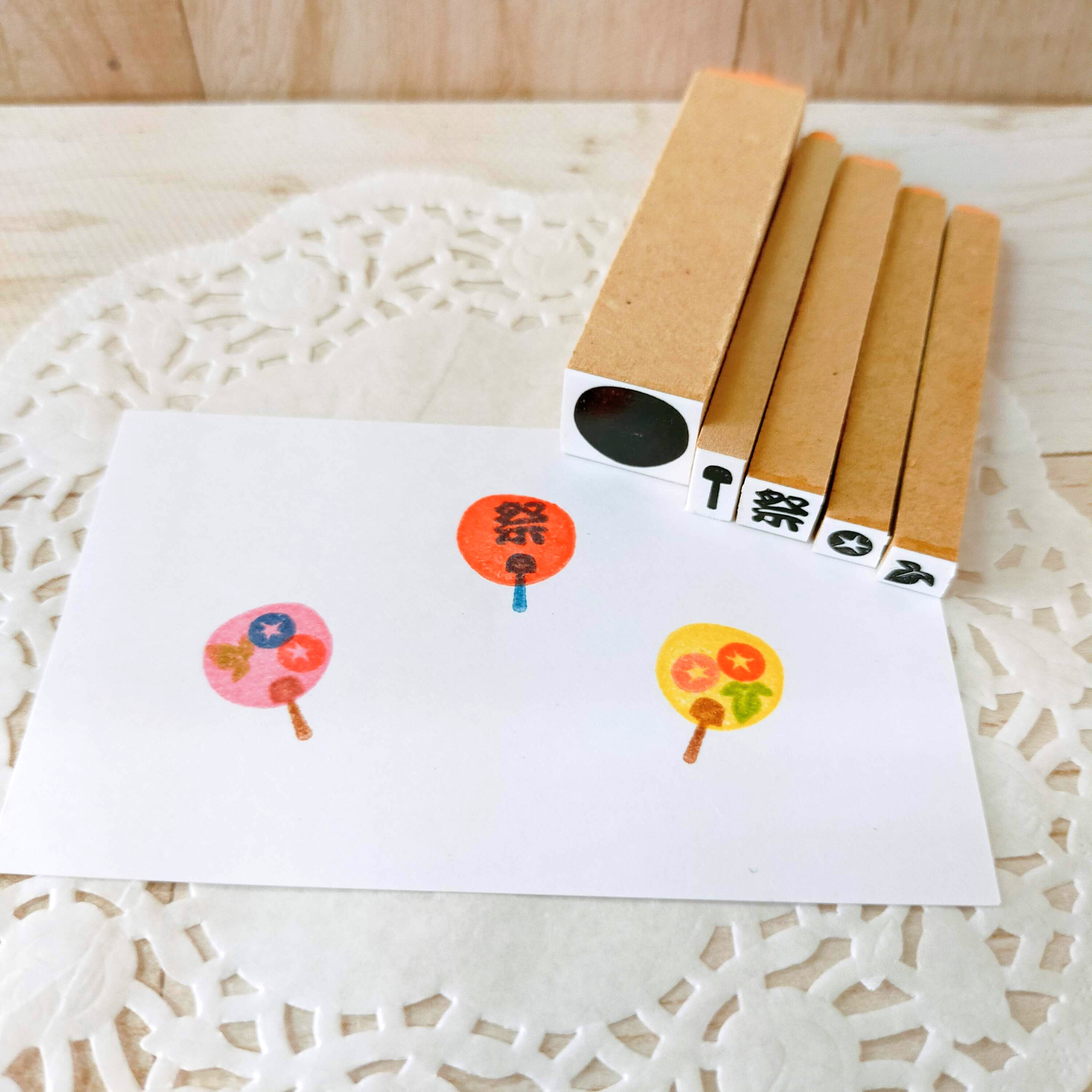 セットで組み合わせて楽しんでいただけるイラストはんこです。 写真は、名刺の紙(紙のサイズ：91×55ミリ)に押しています。 サイズの参考にしてください。 カラースタンプ台で押すと可愛いです！