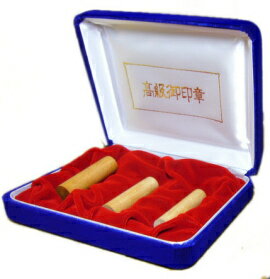 【印材について】オノオレカンバとはその木材を加工するときに斧が折れる程硬いということから命名された無垢の植物性の印材の中では最高級クラスの印材です。耐久性が高く、木目が細かくて美しく捺印性能が優れた天然印材です。 耐久性、使用満足度、どれを...