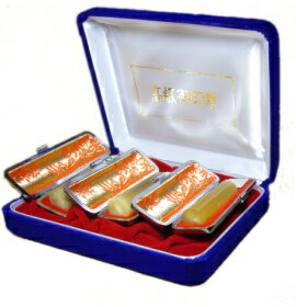 【印材について】オランダ産の白い飴色をした水牛の角を使った印材です。象牙に次いで高級とされるのが水牛の角です。独特の美しい光沢と耐久性、硬度、粘りがあり、汚れも目立たず朱肉の付きの良さに優れ、手頃な価格で実用性の高い印材と言えます。オランダ...