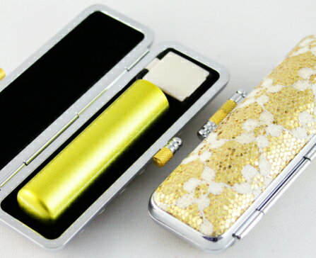 【10%OFFクーポン配布中】 印鑑・はんこ 実印 銀行印 認印 メタリックイエロー カラー天然本水牛 サイズ【13.5mm】 きらめきラメ花印鑑ケース付(ゴー...