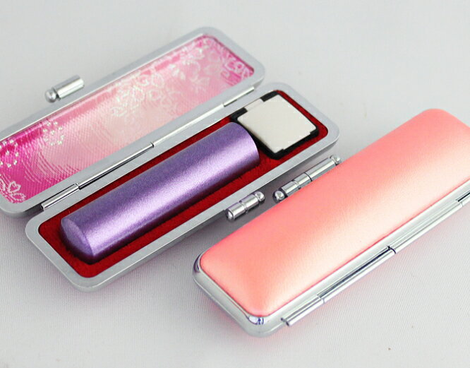 【10%OFFクーポン配布中】 印鑑・はんこ 認印 メタリックパープル カラー天然本水牛 サイズ【13.5mm】 パステルケース付(ピンク) 個人印鑑 ハンコ ...