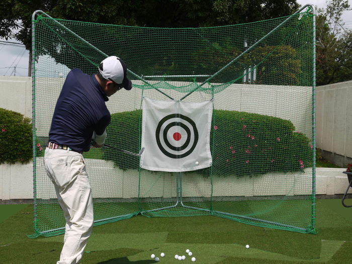 ネットは国産品（製網メーカートップモデル）で別注の23mm目合いのこだわり品。一般的な安価モデル（25〜30mm目合いの輸入網）とは比較にならない耐久性を誇ります。 骨格は金属ジョイントと25φスチールパイプで骨太なストロングモデルです。 付属品：標的、固定杭 ネット材質：ポリエチレンラッセル（23mm目合い、無結） 法人様（商号もしくは屋号のあるご住所）への配送は送料無料です。受注確認後に店舗側で送料を無料に訂正いたします。個人様へのお届けは送料が高額になりますので、予めご了承をお願いいたします。 ※ご注文およびご入金確認後、1〜3営業日以内に発送いたします。 ※北海道・沖縄・離島・郡部など中継送料が必要な地域への配送は別途お見積りです。なお、個人様宛の場合は送料が高額になるため発送を行っておりません。対象地域へのご注文はキャンセルとなりますので、予めご了承ください。 ※代金引換でのお支払はご利用いただけません。 ※お届け日時指定をご利用いただけません。 ※大型商品のため他の商品との同梱発送ができません。