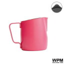 WPM 300cc Milk Pitcher (Sharp Spout) 香港・WPM社の300ccミルクピッチャーです。シャープスパウト。 ＜特徴＞ ・上部が斜めにカットされていることで、ミルクの流量がコントロールしやすくなっています。 ・細いラインを描くのに適したシャープスパウトのモデルです。 商品説明 ブランド WPM（香港） 内容量 300cc カラー ピンク 重量 約175g ＜商品の発送時期について＞ 在庫がある場合は、営業日正午までのご注文は即日発送をいたします。 ※土日・祝祭日は定休日。ほか夏季・年末年始休業。 ※前払い決済の場合は、ご入金タイミングにより、お届け予定日が前後することがございます。 ※到着日時をご希望された場合は、ご希望の日時に到着するよう手配をいたします。 　但し、事情によりご希望の日時にお届けできない場合もございます。 お取り寄せの場合は、商品により1営業日～5営業日後の発送を予定しております。 ※メーカー欠品、受注生産品、業務用品は納期が変更となる場合がございます。 ※長期欠品、廃番等によりキャンセルとなる場合がございます。 ※納期変更やキャンセルの際は、別途メールにてご連絡いたします。 商品は複数店舗で販売しております。 在庫数の更新は随時行っておりますが、ご注文確定のタイミングにより在庫状況が変わる可能性がございます。 恐れ入りますが、あらかじめご了承ください。