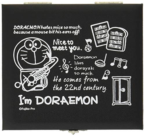 ・ブラック テナーサクソフォン用 DTS-5・・Size:テナーサクソフォン用・サンリオデザインの大人気シリーズ「I'm Doraemon(アイムドラえもん)」のリードケースが登場!・楽器のモチーフとドラえもんのひみつ道具がデザインされた練習がもっともっと楽しくなるリードケースの誕生です!・収納面はリードの先端が波打ちにくいガラス面を採用し、蓋側のクッションでリードをやさしくしっかりとホールドします。・お気に入りのリードが5枚まで収納できます。・サイズ:100mm×110mm説明 商品紹介 ノナカ Nonaka テナーサクソフォン用リードケース サンリオデザイン 「I'm Doraemon(アイムドラえもん)」 5枚収納 サンリオデザインの大人気シリーズ「I'm Doraemon(アイムドラえもん)」のリードケースが登場! 楽器のモチーフとドラえもんのひみつ道具がデザインされた練習がもっともっと楽しくなるリードケースの誕生です! キャラクターデザインに秀でたサンリオが世界的人気キャラクターのドラえもんを手がけてよりキュートでキャッチーなイメージとなっています。 かわいいドラえもんが楽器を演奏したりタクトを振ったりしてアナタと一緒に演奏を楽しんでいます! 持っているだけでも嬉しくなるアイテムです! 収納面はリードの先端が波打ちにくいガラス面を採用し、蓋側のクッションでリードをやさしくしっかりとホールドします。 お気に入りのリードが5枚まで収納できます。 サイズ:100mm×110mm アイムドラえもん REED CASE DTS-5 ご注意（免責）＞必ずお読みください ★掲載の商品は店頭や他のECサイトでも並行して販売しております。在庫情報の更新には最大限の努力をしておりますが、ご注文が完了しましても売り切れでご用意できない場合がございます。その際はご注文をキャンセルさせていただきますので、予めご了承くださいませ。