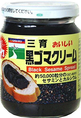 ・ 190グラム (x 3) 2590・内容量:190g×3個・カロリー:96kcal・原材料:黒ゴマ、砂糖、植物油脂、はちみつ、塩・商品サイズ(高さx奥行x幅):68mmx204mmx93mm説明 商品紹介 黒ゴマを皮付きで香り高く焙煎し、ペースト状にして、さとうきびの風味を残した砂糖と蜂蜜等で味をつけたクリームです。パンにつけるほか、ゴマダレの材料として、またクッキー、ケーキなど洋菓子の材料としてご利用いただいても、美味しさが広がります。抗菌作用があると言われているセサミンを豊富に含み、ご家族の健康をサポートします。風味豊かな黒ゴマの美味しさをぜひご賞味ください。1瓶に約50000粒分のセサミンとカルシウムが入ったクリームです。 ●パン食のほかにおいしさ広がる食べ方としてゴマ和え、ごまだれの材料や白玉団子、アイスクリームなどと一緒にご利用頂けます。・原材料・成分 三育 おいしい黒ゴマクリーム 190gは、黒ゴマ（ミャンマー）、砂糖（タイ、オーストラリア、ブラジル、国内産他）、植物油脂［菜種（カナダ他）、パーム（マレーシア）］、はちみつ（アルゼンチン）、塩（オーストラリア） 使用方法 三育 おいしい黒ゴマクリーム 190gは、黒ごまを皮付きで香り高く焙煎しペースト状にして、さとうきびの風味を残した砂糖、蜂蜜等で味をつけました。香ばしい風味とおいしさをご賞味ください。召し上がり方・使い方：　パン食のほかにおいしさ広がる食べ方としてごま合え、ごまだれの材料や白玉団子、アイスクリームなどと一緒にご利用頂けます。 ご注意（免責）＞必ずお読みください ●ビンはワレモノです。ビンが割れていないことを確認のうえ開栓してください。●清潔で乾いたスプーンをご使用ください。●ビンは割れ物ですので取り扱い、特に開栓時にはご注意ください。●冷蔵庫に入れると硬くなる場合があります。