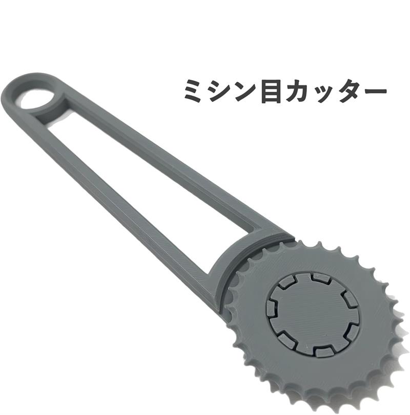 ?【転がすだけで、驚くほどキレイなミシン目】ミシン目カッターとダンボールカッターの便利さを兼ね備えたアイテムで、段ボールに簡単にミシン目をつけてまとめられます。転がすだけで均一なカットができるので、力を入れずにきれいに作業ができ、引っ越しや整理整頓にも最適です。?【刃を使わないから、安心して作業できる】刃物を使わず転がすだけでミシン目が入るので、怪我のリスクを減らしながらスムーズに作業が進められます。カッターを使うより安全で、段ボールを折る・畳む作業が驚くほど楽になります。毎日の片付けや引っ越し準備が快適になります。?【家庭でもオフィスでも、ひとつあると便利】引っ越し時の荷造りやネット通販の段ボール整理、リサイクル準備などに最適です。DIYやクラフト作業の補助ツールとしても活躍し、家庭・オフィス問わず幅広いシーンで使える実用性の高いアイテムです。?【女性やお子さまでもラクに使えるカッター】段ボールをよく使う方や、整理整頓をスムーズにしたい方におすすめです。刃物を使うのが苦手な方やお子さまと一緒に作業したい方にも安心。軽い力で扱えるので、女性や高齢の方にも優しい設計となっています。?【刃いらずでお手入れ簡単、しまっても安心】ミシン目カッターとダンボールカッターは耐久性のある設計で、長くご使用いただけます。刃を使わないためメンテナンスも簡単で、収納時も安全です。コンパクトで場所を取らないので、家庭の常備ツールとしても便利にお使いいただけます。?【転がすだけで、驚くほどキレイなミシン目】ミシン目カッターとダンボールカッターの便利さを兼ね備えたアイテムで、段ボールに簡単にミシン目をつけてまとめられます。転がすだけで均一なカットができるので、力を入れずにきれいに作業ができ、引っ越しや整理整頓にも最適です。?【刃を使わないから、安心して作業できる】刃物を使わず転がすだけでミシン目が入るので、怪我のリスクを減らしながらスムーズに作業が進められます。カッターを使うより安全で、段ボールを折る・畳む作業が驚くほど楽になります。毎日の片付けや引っ越し準備が快適になります。?【家庭でもオフィスでも、ひとつあると便利】引っ越し時の荷造りやネット通販の段ボール整理、リサイクル準備などに最適です。DIYやクラフト作業の補助ツールとしても活躍し、家庭・オフィス問わず幅広いシーンで使える実用性の高いアイテムです。?【女性やお子さまでもラクに使えるカッター】段ボールをよく使う方や、整理整頓をスムーズにしたい方におすすめです。刃物を使うのが苦手な方やお子さまと一緒に作業したい方にも安心。軽い力で扱えるので、女性や高齢の方にも優しい設計となっています。?【刃いらずでお手入れ簡単、しまっても安心】ミシン目カッターとダンボールカッターは耐久性のある設計で、長くご使用いただけます。刃を使わないためメンテナンスも簡単で、収納時も安全です。コンパクトで場所を取らないので、家庭の常備ツールとしても便利にお使いいただけます。