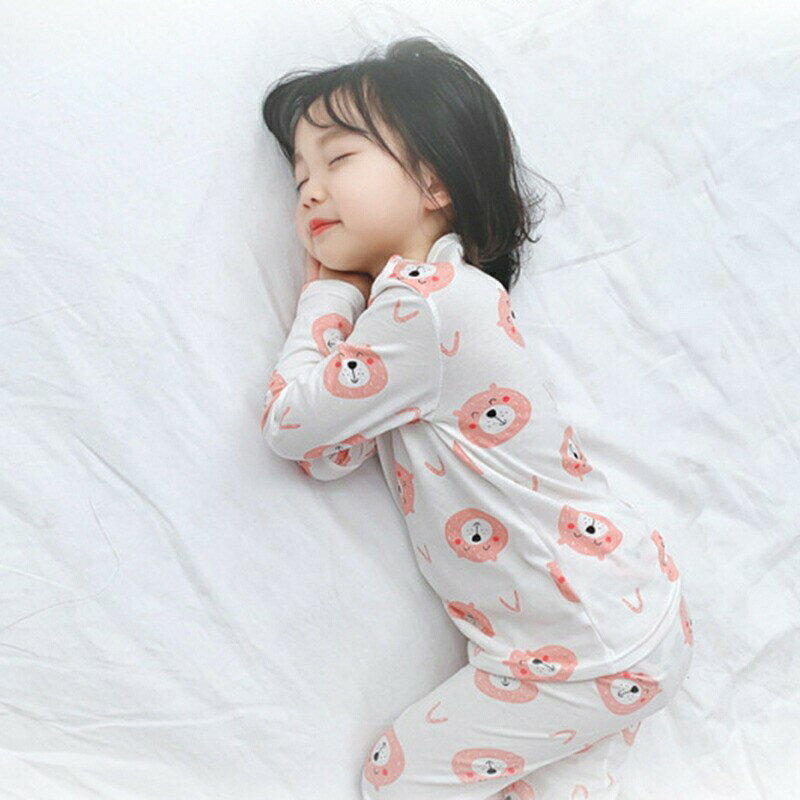 ハピネスストアのパジャマ 子供用 キッズ ベビー ジュニア 上下セット 男の子 女の子 寝間着 寝巻 長袖 長ズボン プルオーバー ラウンドネック イラスト 総柄 プリント アニマル 車 おしゃれ かわいい 男児 女児 子ども こども｜アングル2