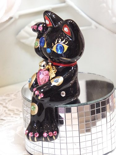 招き猫 デコレーション キラキラ 置物 おしゃれ かわいいラインストーンのデコレーションがかわいい♪お座り招き猫：ブラック 商売繁盛 開店祝い 合格祈願 御祝 内祝 縁起物 デコ 【HLS_DU】