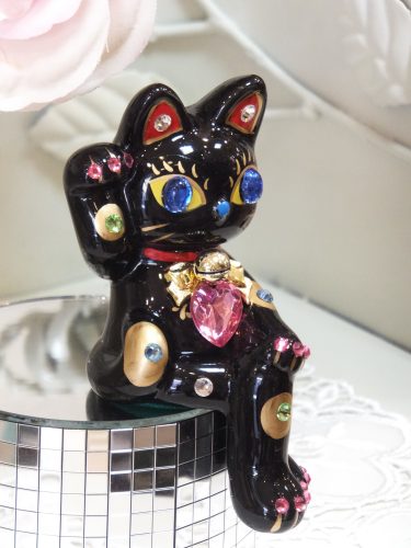 招き猫 デコレーション キラキラ 置物 おしゃれ かわいいラインストーンのデコレーションがかわいい♪お座り招き猫：ブラック 商売繁盛 開店祝い 合格祈願 御祝 内祝 縁起物 デコ 【HLS_DU】