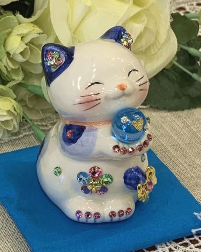 招き猫 デコレーション キラキラ 置物 おしゃれ かわいいラインストーンのデコレーションがかわいい♪風水招き猫(貯金箱）：SSサイズ：ブルー商売繁盛 開店祝い 合格祈願 御祝 内祝 縁起物 ハッピーキャット 【HLS_DU】