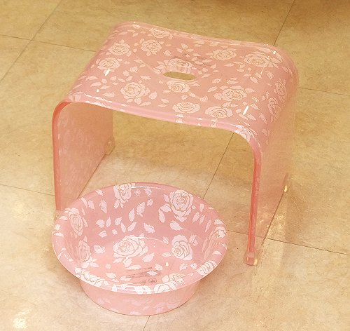 バラ柄アクリルバスチェア＆洗面器（深型）セット（スウィートピンクローズ）【楽ギフ_包装】　風呂いす　アクリル　セット　薔薇　お手入れ簡単　激安　風呂椅子 【HLS_DU】のサムネイル