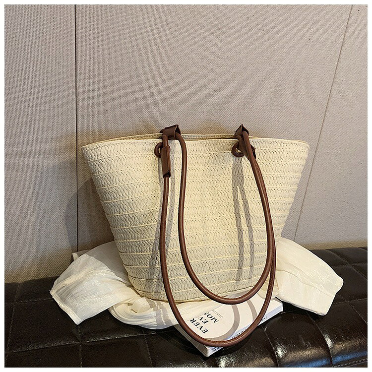 - Item Detail - 商品情報 レディース草編みトートバッグ カラー ・カーキ ・ベージュ おすすめ ・夏ビーチ・リゾート旅行 水着、タオル、日焼け止め、サンダルなど一式収納でき、ナチュラルな草編みが海辺写真に映える。 ・通勤・通学・ショッピング 教科書、ノート PC、弁当、水筒を一気に収納、長時間肩掛けしても肩が痛くなりにくい。 ・カフェ・散歩・デート ワンピースやシンプルなブラウスと相性抜群、清楚な雰囲気で日常コーデを優しくまとめる。 ・子連れお出かけ・マザーズ代用 おむつ、おもちゃ、ミルクなど育児用品をたっぷり収納、内ポケットで小物を分けて整理しやすい。 ・プレゼント・春夏贈り物 ナチュラルで使い勝手抜群、幅広い年代の女性に喜ばれる実用的な夏バッグプレゼント。 使用上の注意 ・水に長時間浸けたり丸洗いせず、汚れは柔らかいブラシで軽く払うか湿った布で拭き取ってください。編み素材が変形・色落ちする恐れがあります。 ・鋭利な金具や突起物と擦れ合わせない、編み目が引っ掛かり破れる原因になります。 ・直射日光に長時間放置すると編み素材が退色するため、保管は風通しの良い日陰で行ってください。 ・過度に重い荷物を詰め込まない、肩紐の付け根や編み本体が伸びて型崩れします。 ・雨の日の長時間使用は避け、濡れた場合は平らな場所で自然乾燥させてください。 キーワード レディース草編みトートバッグ 大容量ショルダーかごバッグ 2 カラーベージュカーキ 夏カジュアルナチュラル雰囲気 草紐編み素材軽量 0.4kg 合成皮革長肩紐 80cm 肩負けしにくい太めストラップ 上部 44cm 大容量収納 内側仕切りポケット付き ジップ小物収納ポケット付属 水筒弁当ノート PC まとめて入る ワンピースブラウスに合わせやすい ビーチ海水浴サマーバッグ 通勤通学ショッピングお出かけ デート散歩カフェ撮影映え マザーズバッグ代用 旅行サブバッグ 春夏秋オールシーズン対応 手作り編み模様柔らか質感 内側裏地付き中身透けない 高級金属ジップ金具 丈夫な編み目型崩れしにくい 手作り寸法 1～3cm 誤差あり 大人清楚シンプルデザイン メンズにも合わせやすい無地カラー 汚れ拭き取り簡単メンテナンス 折りたたみ収納可能旅行便利 プレゼント誕生日贈り物 韓国系ナチュラルコーデに最適 大きめトート荷物たっぷり ショルダー片掛けスタイル サマーリゾートバッグ カジュアルオフィス両用