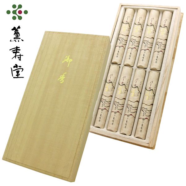 ●商品名/パール宝 ●商品内容/パール宝(短寸)×8束 [桐箱入] ●線香サイズ/約13.5cm ●煙の量/ほとんどない ●燃焼時間/約25分 ●煙の詳細/消臭効果あり、芳香：ジャスミンを基調とした優艶な香り ●箱サイズ/約33.5×16.5×4.5cm ジャスミンを基調とした優艶な香りが広がる、煙がほとんど出ないタイプのお線香「パール宝」のご進物用お線香です。 「月の雫」と形容される清楚でやさしい輝きを魅せる宝石の女王パール。その名にふさわしく優雅でエレガントな香りです。 天然消臭成分を配合し、気になるニオイを消しながら良い香りが広がる業界初のお線香です。 ※メーカー都合により、デザイン・内容等が変更になる場合がございます。 香典返し 仏事 お悔やみ 御霊前 葬儀 御供 法事 法要 一周忌 四十九日 お返し お墓参り 喪中 お供え お供え物 満中陰志 粗供養 忌明け お彼岸 新盆見舞い お盆 初盆 49日 引き出物 挨拶状 品物 お礼薫寿堂は「貴客愛薫-ききゃくあいくん-」お客様を貴び、薫りを愛する事を理念に、エコ素材を使用した環境にやさしいお線香、煙が少なく体にもやさしいお線香など、常に時代のニーズにあった商品をお届けしています。 王朝時代の艶麗・優雅のかおりを求めた「花琳」シリーズや、爽やかなお花の香りが広がる「花かおり」シリーズ、煙がほとんど出ない微煙シリーズなど様々なお線香を取り揃えました。 王朝時代の艶麗・優雅なかおりを求めた「花琳」シリーズ。薫寿堂の定番シリーズです。 煙が少ない微煙タイプ。消臭効果など優れた機能をもった、現代感覚豊かなお線香です。 天然消臭成分が気になるニオイを消臭。爽やかなお花の香りが広がる、お線香から室内香までそろったシリーズです。 薫天然白檀の優美なかおり「香雲」。 天然消臭成分配合の煙の少ないお線香です。珈琲の芳ばしい香りが人気です。 天然消臭成分配合の煙の少ないお線香です。緑茶の爽やかな香りが人気です。 インドマイソール産白檀を使用した最高級品「白檀白雪」。