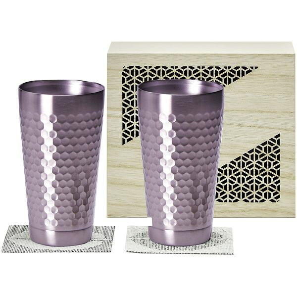 ●商品名/TUCHIME 2層ペアタンブラー木箱入 CTHM-05-KI●商品内容/タンブラー/直径約7.5×13.7cm(360ml)×2:ステンレス、コースター/約10×10cm×2:PVC●箱サイズ/木箱/約15.8×18×8.5cm●重量/約440g●生産国/中国中空二層構造の為、保温保冷機能に優れています。存在感ある毘沙門亀甲の透かし木箱に入れてお届けします。※メーカー都合により、デザイン・内容等が変更になる場合がございます。