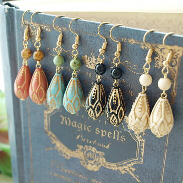 【完成品】【ハンドメイドアクセサリー】ヴィンテージ風しずくアクリルビーズのピアスorイヤリング(全4色)