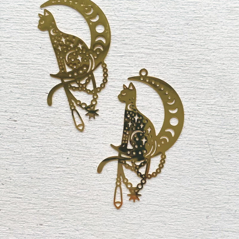 [1個]チャーム 透かし 極薄 猫とシャンデリア ゴールドカラー 大きめ