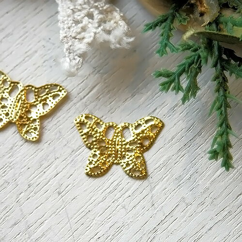 [1個]チャーム 透かしドット模様のバタフライ 蝶 縦約11mm（）*704