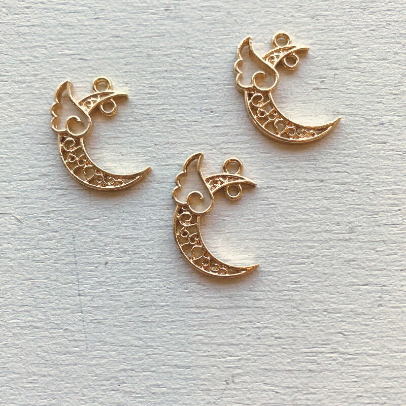 [1個]チャーム 透かし月に羽 2カン ゴールド *