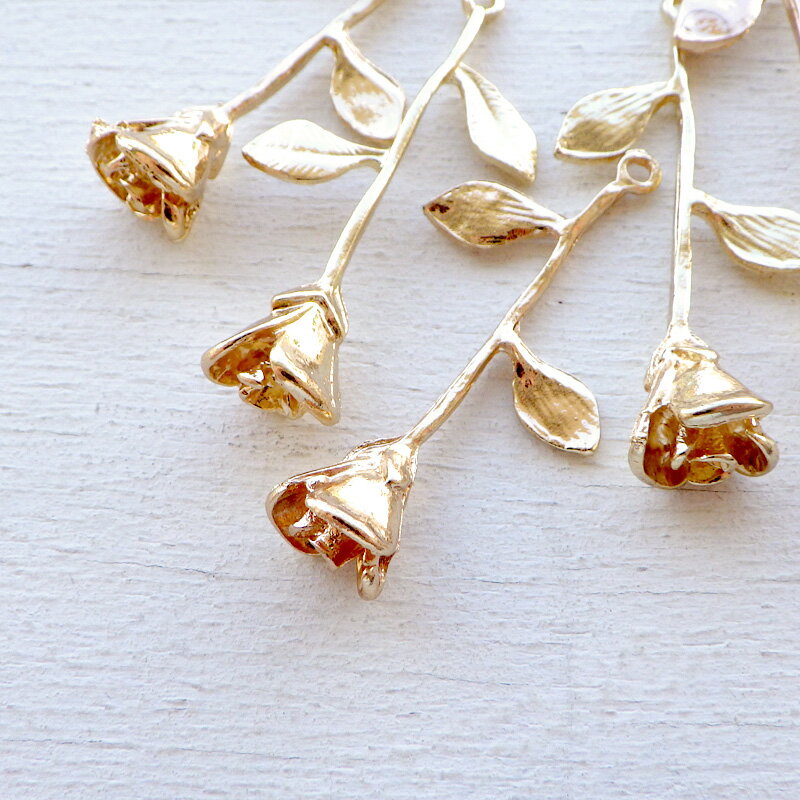 チャーム 1本の薔薇 葉っぱ 1個 ゴールドカラー 立体薔薇