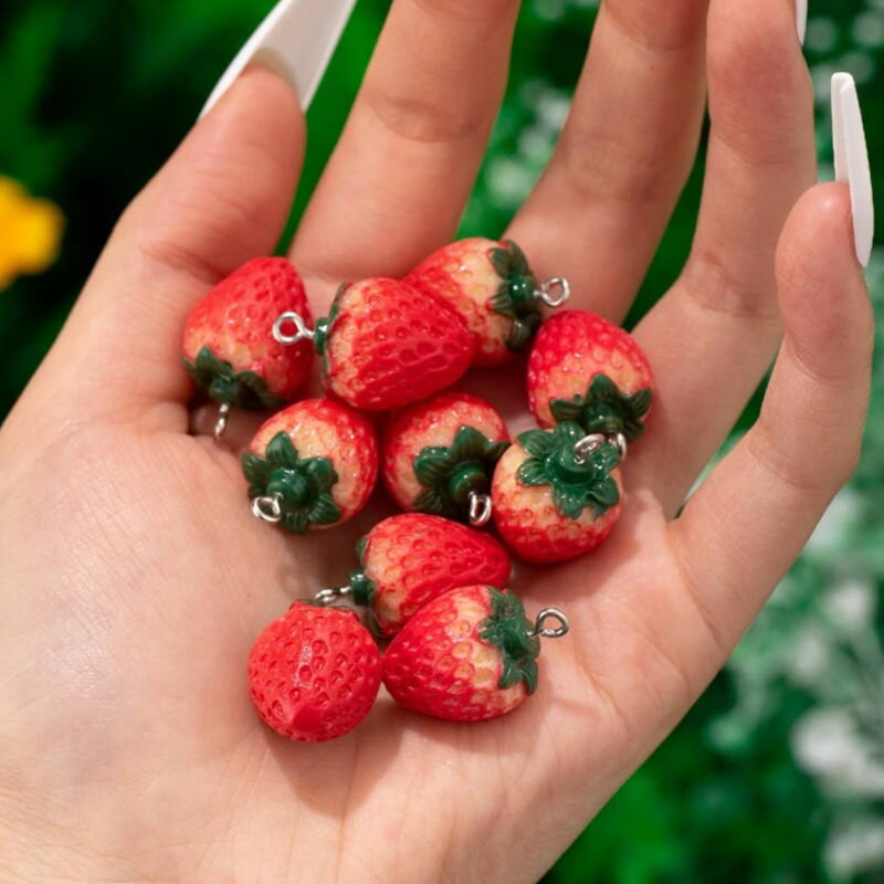 ［1個］プラチャーム 大きめいちご 縦約23mm×直径18mm デコレーションパーツ