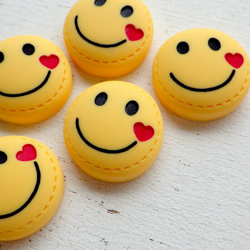 【1個または20個】デコ 貼りつけパーツ プラパーツ ハートポイントスマイル イエロー スマイリー かわいい 大量 キャラクター デコレーションパーツ
