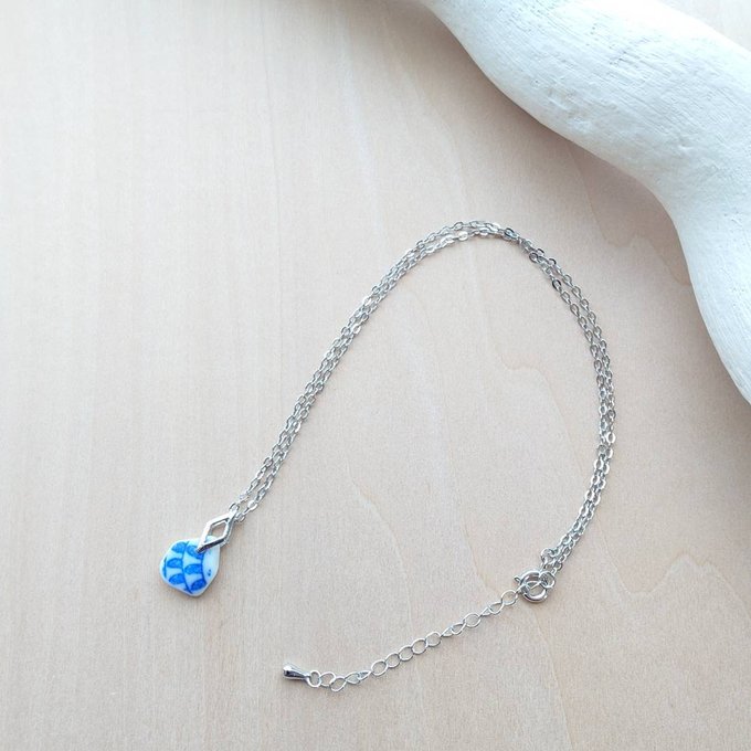 湘南で集めたシー陶器でネックレスを作りました(^^♪ 【サイズ】 チェーン長さ：最大45cm (アジャスター5cm含む） トップ大きさ：縦約1.3cm、横約1.2cm 【ご注意】 ※お使いの端末や閲覧環境により、写真と実物の色味や質感が異なって見えることがございます。 ※天然のシー陶器の為、若干のキズがある場合がございますのでご了承ください。