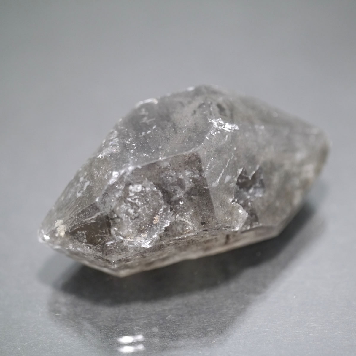 水晶ポイント 1点物 水晶ポント インドの神様ヒンズー教ガネーシャ神の名前がついた山群です。 ガネッシュ・ヒマールはネパール中北部に位置するヒマラヤ山脈に属する山群で、この神聖な土地で採取される水晶がこのヒマラヤ、エレスチャルポイント水晶です。 水晶ポイントは石英質岩上で六角石柱の結晶が発生し、長い年月をかけて大きく成長していった物で、エレスチャル(骸骨水晶）とは、独特の外観である骸晶（結晶面が凹んだ結晶）や内包物を有する水晶で様々な特徴を備えています。 その主な特徴は平面部分に陥没や亀裂があったり、内部に水や他の鉱物が入っていたり、ダブルターミネーター(両剣水晶）や本体が短い物が多いなどがあります。この特徴をすべて備えているのではなく、傾向的に多い特徴となっております。 サイズにつきまして ある程度の誤差がございます。 取扱方法 壊れ易い為、衝撃を与えないで下さい。また、厳重に梱包しておりますので到着時に無理やり開封すると 先端が欠ける場合がございますので慎重な開封をお願い致します。 産地等 ・天然石：水晶ポイント ・産地：ヒマラヤ ガネーシュヒマール産 　　　　　　　　　 配送方法につきまして 宅配便専用商品です。ポスト投函配送はご利用になれません。ポスト投函配送で御注文を頂いた場合は、 当店にて宅配便にご変更させて頂きますのでご了承下さい。 天然石につきまして 当店の天然石は海外より直接買い付けてきております。新品の物ではございますが、天然のものならではの 色むらやキズ、インクルージョン(内包物)やクラック(ヒビ)、欠けがある場合がございますのでご了承願います。またヒマラヤ ガネーシュヒマール産　エレスチャル ダブルポイント水晶に関しましては先端が欠けている物も通常品として取り扱いしておりますのでご了承くださいませ。なお1点物ではございますが物自体(同産地の同種類の石）は同じ商品ですのでレビューを残させて戴いております。 ですのでサイズや価格等に対するレビュー評価は現物と異なる場合がございます。 類似商品はこちらヒマラヤ ガネーシュヒマール産　エレスチャル 1,980円ヒマラヤ ガネーシュヒマール産　エレスチャル 2,420円ヒマラヤ ガネーシュヒマール産　エレスチャル 2,750円ヒマラヤ ガネーシュヒマール産　エレスチャル 1,980円ヒマラヤ ガネーシュヒマール産　エレスチャル 3,520円ヒマラヤ ガネーシュヒマール産　エレスチャル 1,980円ヒマラヤ ガネーシュヒマール産　エレスチャル 1,980円ヒマラヤ ガネーシュヒマール産　エレスチャル 1,540円ヒマラヤ ガネーシュヒマール産　エレスチャル 4,180円新着商品はこちら2024/5/3アメリカ産アマゾナイトAAA 4mm ブレスレ1,980円～2024/4/28手書きのチベタン タンカ 額装 500角 財宝85,800円2024/4/28手書きのチベタン タンカ 額装 500角 時輪85,800円再販商品はこちら2024/5/14サーフボード風香たて！　インセンスホルダー　/418円2024/5/12お香 オーガニックガーデンホワイトセージ香 ス220円2024/5/12お香 カモミール香 スティック /TULASI798円2024/05/15 更新 ヒマラヤ水晶 ガネーシュヒマール産（Ganesh Himal）ポイント ヒマラヤ水晶とは... 最も代表的な鉱物の一つで、こちらはヒマラヤ産出のものです。 &nbsp;