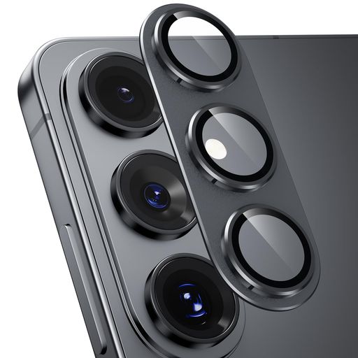 【対応機種】Samsung Galaxy S26plusにピッタリの専用カメラ保護フィルム!9H硬度の強化ガラスとアルミ合金を採用し、落下衝撃や日常の擦れに強い耐久性を実現します。 【露出オーバー防止・AR超高透過率】精密黒縁デザインとARコーティング技術を採用したスマホカメラカバー。光の反射を抑えることで写真が白っぽくなる現象を防ぎ、99.99%の高透過率により、ギャラクシーs26+のオリジナルレンズが持つ本来のクリアな画質をそのまま再現します。 【全面保護・超耐衝撃】硬度9Hの強化ガラスで擦り傷や衝撃からレンズ表面をしっかりガードします。さらに、軽量で高強度なアルミ合金製の一体型台座構造により、どの角度からの落下衝撃も吸収し、レンズ周辺まで確実にカバーします。細部までこだわった構造で、カメラの美しさと機能性を損なうことなく、大切なカメラレンズを強力に保護します。 【撥水・撥油・指紋防止・貼り付け簡単】撥油コーティングによりレンズフィルムに保護層が形成され、指紋が付きにくく、水滴や油分もすぐに滑り落ち、軽く拭くだけで清潔でクリアな状態に保てます。