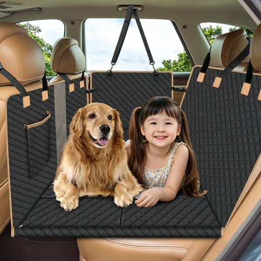 アウトドア 【安定構造】犬車シート後部座席用に 8枚取り外し可能なハードボードを内蔵。座面が平らに保たれ沈み込みや走行中の揺れを抑え、長時間のドライブでもペットが快適に過ごせます。軽自動車を含む全車種に適合し、小型犬から大型犬、猫まで幅広く利用可能です。 【堅牢防水】ペットドライブシートは高品質 600Dオックスフォード生地を採用。耐摩耗性・耐引っ掻き性に優れ、内側に防水層を重ねることで水分や汚れの浸透を完全遮断します。汚れが付着した際は簡単に拭き取りまたは水洗いするだけで綺麗な状態に戻り、ペットの抜け毛や泥汚れから愛車の座席をしっかり保護します。 【安全固定】犬ドライブシートに滑り止め加工を施し、走行中のズレをしっかり防止します。調整可能な固定ベルト、専用安全リード、シートベルト穴を備え、急ブレーキ時のペット飛び出しを抑え、走行安全性を高めます。長時間のドライブでも安心して使用できます。 【便利機能】車用犬シートに通気性に優れた可視メッシュ窓を搭載。走行中いつでもペットの様子を確認でき、車内の蒸れを防ぎます。両側に収納ポケットを備え、リードやおやつなどのペット小物を整理して収納可能です。