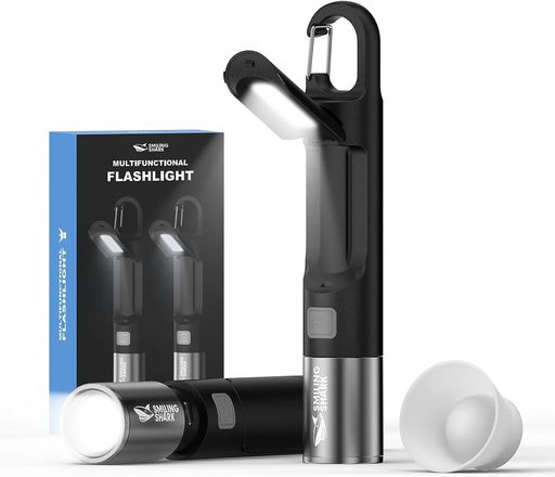 【超高輝度LED·三つの照明モード】最新版LEDハンドライトの最大照射距離が500メートルに達します。ホワイトライト、点滅ライト、サイドライトという三つの照明モードがあります。最大600ルーメンに達します。様々な照明ニーズに合わせて、十分な明るさをご提供いたします。 【サイドライト調節可能·幅広い用途】懐中電灯の側面にはCOBライトが取り付けられています。アップグレードされたサイドライトは上下に120°調節可能です。この機能により、小型作業灯として使用でき、緊急時に必要な照明保護を提供する非常灯としても使用できます。様々な照明ニーズに対応します。 【ズーム調節可能·照明範囲】ハンディライトはズーム調節機能が備わっており、近いから遠いまではっきり照らします。ハンディライトの前部を引くことだけで、広範囲照明と遠距離照明の間に切り替えることができます。具体的な場合により、照明範囲を簡単に調節できます。 【Type-C充電式·最大8時間連続使用】側面に隠れたType-C充電ポートのデザインが防塵に優れています。フル充電された場合は約8時間連続使用可能です。