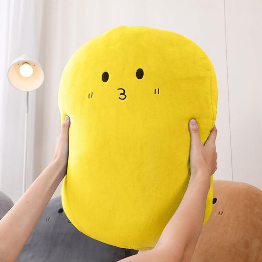 【サイズ】約55x40cm。とても可愛いぬいぐるみ、ふわふわな手触りで、一目見るとぎゅーと抱きしめたい抱き枕・抱きクッションです! 【素材】 側地:ポリエステル95% ポリウレタン5% 中綿:ポリエステル100% 。手洗いをお勧めしますが、丸洗いでもOKです!使いやすいだけでなく、いつでも洗濯も可能で、常に清潔を保つことができます。(洗濯ネット使用;ソフトモードを設定) ポリウレタンを配合したもっちり生地にて作った抱き枕・もちもちクッションです。 滑らかなカバーに柔らかいマイクロ綿をたっぷり詰め込み、一度抱きしめたら放さなくなる抱き枕、ずっと触れていたくなる癒しのクッションです。 色々な使い方のある多用途クッションです。寝枕にしても、抱き枕にしても、腰当てクッションに しても、上に座っても、寄りかかっても、肘あてにし てもOKです。お気分に合わせて、気楽に使うことができます。 落ち着いた色合い、カラーも豊富なので、お部屋のお好みによってお選びいただけます。フワフワの手触りが気持ちいい、とってもかわいいクッション兼抱き枕です。