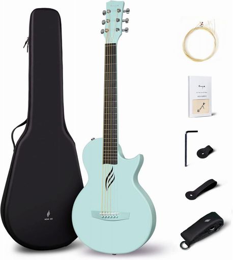 連続8分音符【革新性】NovaGoアコースティックギターはカーボン30%混のポリカーボネイトで一体成型され、高い剛性・軽さ・耐湿性・耐高温/低温・耐水性を備えた革新的なギターです。 連続8分音符【新たなサウンドキャラクター】伝統的な木製ギターに比べNovaGOははるかにブライト(明るい)な出音と長いサスティーンを持っています。そしてサイドサウンドホールは自身の演奏をクリアに耳に届けます。高品質なキュプロニッケル(白銅)のラウンドフレットを採用して、演奏をよりスムーズにし、さらなる安定したサスティーンをもたらします。フレットエンドは丸め処理がされ演奏時の指の引っ掛かりもありません。 連続8分音符【堅牢でポータブル】NovaGo全長は約910mmです、重量1.7Kg、軽量でポータブル。温度や湿度の変化に全く影響を受けないのでアウトドアでガンガン楽しめます。車載、旅行に最適のギター。 連続8分音符【細部設計】NovaGoギターは、演奏性と快適さを向上させるいくつかの革新的な機能を備えています。ゼロフレットデザインにより、スムーズな弦アクションと簡単な和音交替を体験できます。
