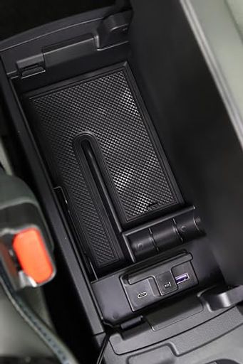 シガーソケットを接続すればUSB充電(USB-A、USB TYPE C)が可能になり、夜間コンソール内を照らすLEDが点灯します。 取付はコンソール内部に置くだけ。車種専用品なのでジャストフィットです。 適合車種:NOAH VOXY 90系 ※独立型センターコンソールボックス付き車専用 ※年式・グレードにより変化がある場合がございますので、必ず商品写真にて形状を御確認願います。