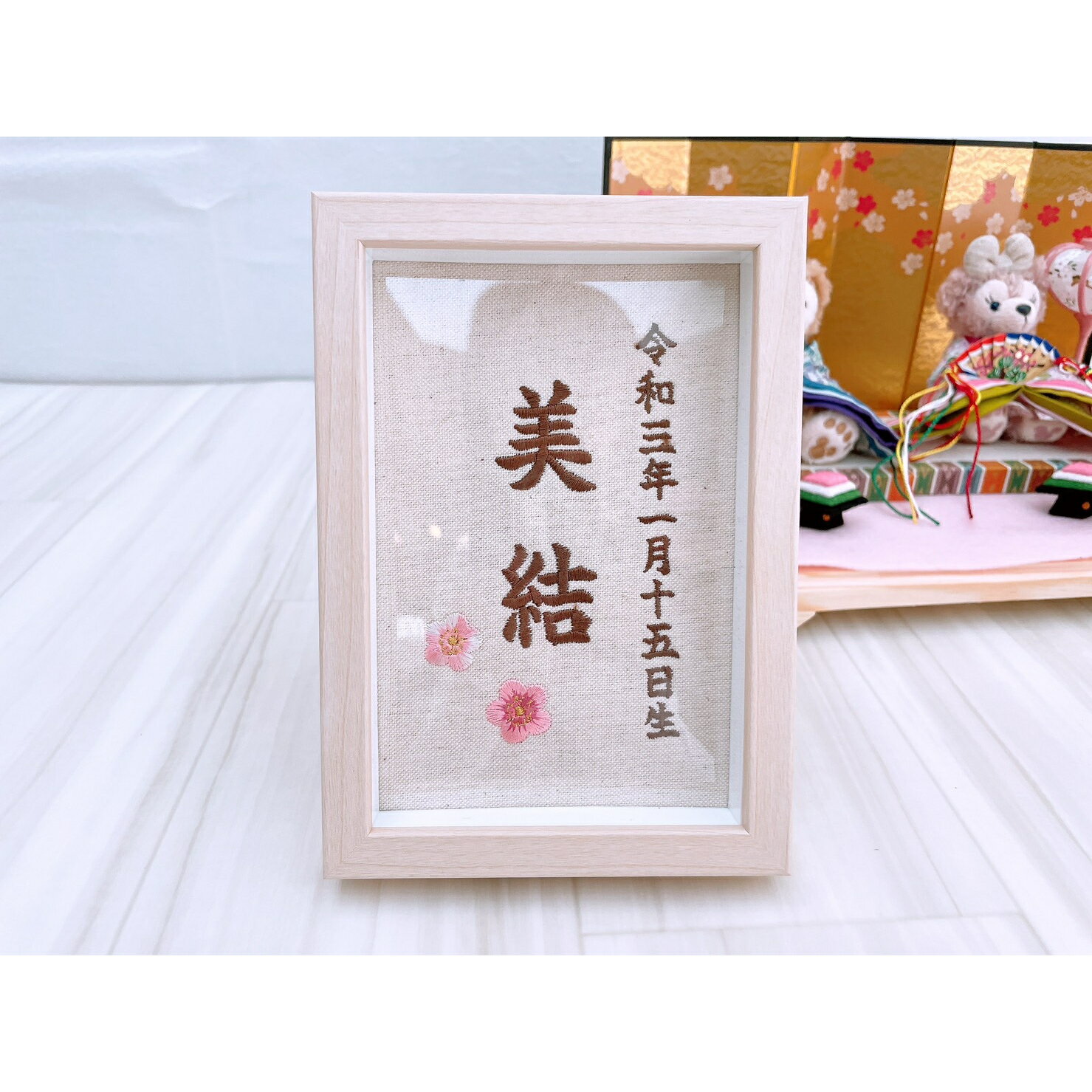 刺繍 名前札 名前旗 女の子 お花のモチーフ 節句 名旗 お雛様 名入れ 生年月日 旗 初節句 ひな祭り かわいい 現代 おしゃれ hina-nafuda-...