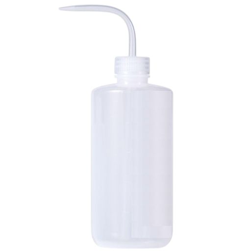 1. 軽い力で使える押し出しやすい設計 柔らかいプラスチック素材を採用しているため、手にしっかりフィットし、軽い力で簡単に液体を押し出すことができます。必要な量をスムーズに調整できるので、作業効率の向上にも役立ちます。 2. 残量が確認しやすい半透明デザイン 半透明のホワイトボトルにより、内部の液体残量をひと目で確認可能。補充のタイミングが分かりやすく、作業中の手間や中断を減らします。 3. 幅広い用途に対応 多用途に対応できる便利なボトルで、家庭用から作業用まで幅広いシーンで活躍します。シンプルな構造で使いやすく、日常の作業効率を向上させます。DIY、メンテナンス作業、日常の作業など幅広いシーンで便利に活躍します。 4. 丈夫で長く使える耐久性 高品質なプラスチック素材を使用しているため、耐久性に優れています。日常的な使用でも壊れにくく、長期間安心して使用できます。 5. 無駄を減らして効率アップ 液体の量を細かくコントロールできるため、必要な分だけ使うことが可能。無駄な使用を抑え、作業の効率化とコスト削減にもつながります。【サイズ】約25cm