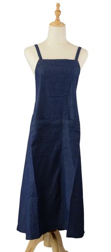素材:綿100% 製造:中国 サイズ:L 約97cm 前はすっきりシルエットのシンプルデザイン、後ろはたっぷりギャザーとリボンがかわいいロングエプロン。バッククロス仕様の肩紐でずり落ちしにくく、ポケット付きで機能的。 服装を選ばずに合わせやすい落ち着いたカラーのデザインと、アクセントになるかわいいバックスタイルが特徴的。機能的でおしゃれなエプロンです。