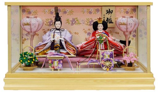 サイズ:幅48.5x奥行き25.5x高さ28.5cm ケース:カブセ型 材質:天然木(白木)・ガラス 背板:金彩桜柄 人形:芥子親王・極上仕立て お顔:極上本頭(石膏に手書き面相) 衣装:刺繍入り桜柄 お道具:桜柄縮緬生地貼り御所車・御篭 雪洞:パールピンク塗り桜柄(コード式) 花:桜橘・竹篭台