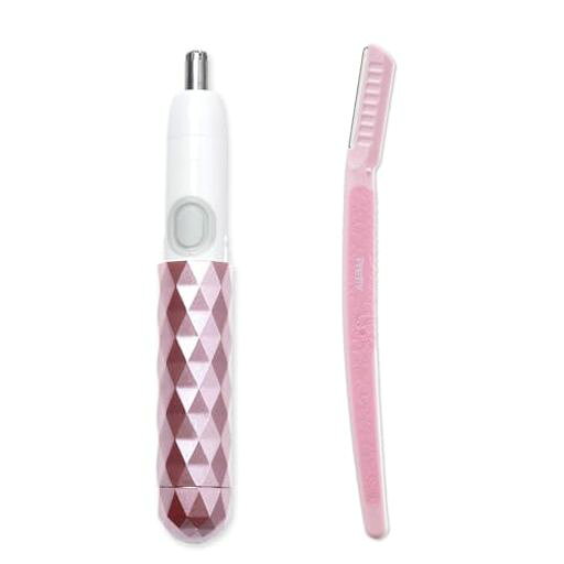 鼻、耳 【女性も使いやすい直径約6mmというスリムなヘッド】 女性でも扱いやすい、業界最小レベルのスリムなヘッドが特徴のレディースカッターです。鼻の穴だけでなく耳の穴にも便利にお使いいただけます。 【スリットの高さを上げた作りもポイント】 スリット部分は高さを上げ、カット部分を先端に近づけました。デリケートな鼻腔の中にぐっと押し入れることなく使えるのが嬉しいポイントです。 【コンパクトな形状で持ち運びしやすい】 スリムでコンパクトな形状かつ、キャップが付いているので持ち運びしやすいのも魅力です。自宅だけでなく、出先で身だしなみチェックをしたい際にもサッとお使いいただけます。緊急時のエチケットカッターとして肌身離さず持ち歩きたいアイテムです。 【かわいらしさと高級感を備えたデザイン】 ダイヤカットを施したスタイリッシュなデザインにもこだわりました。高級感があるため、鞄に忍ばせておいても恥ずかしくありません。化粧ポーチの雰囲気ともマッチします。旅行や出張など幅広いシーンにお役立てください。 【水洗いもできてお手入れラクラク】 水洗いができるため、お手入れも楽に済むのも嬉しいポイントです。