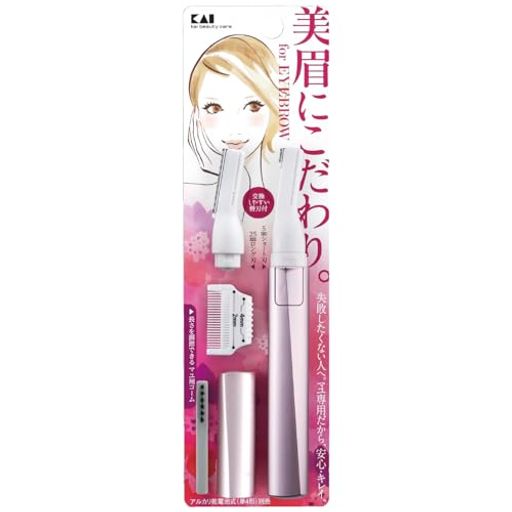 【眉毛専用の電動トリマー】2種類の刃と眉毛の長さを整えられるコームがセットになった、眉毛専用の電動トリマーです。 【ショートとロング2種類の刃】 25mmのロング刃はコームをつけて長さを整えたり、コームをはずしてマユ周りのうぶ毛のお手入れに便利。5mmのショート刃は細かい部分のお手入れに最適。 【長さを揃えられるマユ用コーム】コームは残したい毛の長さを約2mmと4mmに整えられるよう設計しました。描き足しやすい眉に仕上げたい人におすすめです。 【取り替えが簡単にできるヘッド】刃はヘッドごと簡単に取り外しが可能。ショートとロングの刃を楽々取り替えられます。 【扱いやすい乾電池式のペンシルタイプ】電源は乾電池式で、出先でも手軽に使えます。また、握りやすく扱いやすいペンシルタイプなのも魅力です。蓋付きなので携行性にも優れています。
