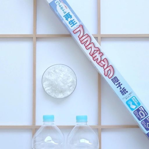 繊維には使用済ペットボトルをリサイクルした原料を使用し、原糸に加工した細い繊維を100%使用することで資源を循環させたサステナブル障子紙 従来のフィルム貼り合わせのプラスチックと同等の強度を持ち、天然繊維を使った和紙障子紙と同じ製法で漉くことで通気性もあり、お部屋の空気を循環させる機能も兼ね備える 柔らかい和紙の風合いを保ちつつ破れにくく、両面テープでも簡単に貼ることができる サイズ:幅94cmx長さ360cm(障子2枚分) 材質:リサイクルPET100%