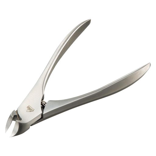 短く硬い爪や足の爪を切るのに適したニッパーです。 刃先が緩やかなカーブになっているため、きれいな形に整えることができます。 巻き爪や硬い爪など普通の爪切りでは切りづらい爪も楽にキレイにカットできます。 握りやすいデザインで力が入れやすいです。 手足両用でお使いいただけます。