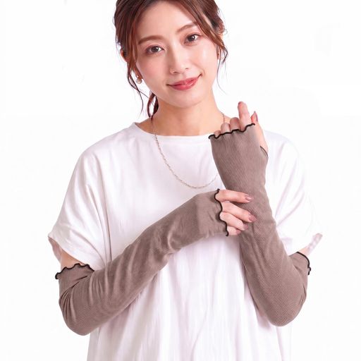 注意:大きめサイズのアームカバーです。体重 50kg 以上の方に適しております。細身の方が着用するとずり落ちやすいため、ご購入前にご留意ください。【UPF50+・UVカット率99%】高品質なUVカット素材を採用したアームカバーです。約65cmのロング丈か手首から二の腕までしっかりカバーする、夏の強い日差しから大切なお肌を守ります。毎日の通勤や通学、お出かけ時の日焼け防止アイテムとして大活躍します 【使いやすさも抜群】指穴あきタイプだからズレずにしっかりフィット。フィンガーレスで指が使えるから細かい作業時も楽々。デザインはリブ素材のやわらかなフィット感と、メロー仕上げの縁取りがさりげないアクセントでおしゃれ。様々なコーデに馴染むアイテムです 【接触冷感・サラサラな着け心地】通気性が良く蒸れにくいアームカバー。生地に触れた瞬間の冷たさの指数「Q-MAX」が0.3以上の接触冷感生地を使用。一般的に0.2以上で接触冷感とされ、0.3はひんやり感がありながらも、冷えすぎず、心地よい冷感を提供。長時間の着用でも快適ですリブ編みの通気構造で空気の通り道を確保し、汗を素早く吸収・拡散する速乾機能付き。