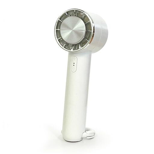 【冷却プレートでひんやり涼しい】ボタンを押すと約2秒でプレートが瞬間冷却。外気温から約-17°Cになった冷却プレートは周囲の空気を冷やし、まるで涼しい風を吹き出すクーラーのようになります。冷却プレートを手首や首筋に当ててひんやり感を楽しむことも。 【持ち運びに便利なストラップ・カラビナ付き】その日の気分で色が選べる2色のネックストラップ付き。また扇風機本体にはカラビナが付いています。アウトドアでは首に掛けてご使用いただくことも、カバンなどに接続いただきご使用いただくことも可能です。 【製品仕様】■風量:3段(弱風右向き矢印中風右向き矢印強風) ■温度:-17°C(冷却プレート) ■電池容量: