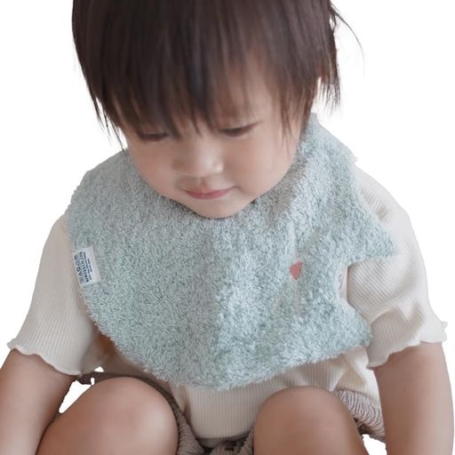 ごろんと横になったネコをモチーフにしたスタイ。 ボリュームたっぷりのパイル地がお子様のよだれをしっかりと吸水。 赤ちゃんの お肌に安心の コットン100%を使用。 裏地には通気性の良いガーゼ生地を使用。 さらりと柔らかな肌あたり。 金属アレルギーに配慮した 樹脂製スナップボタン。 使いやすい大きめサイズ。 今治タオルブランド認定商品 素材:綿100% 対象年齢:0歳~ サイズ:フリーサイズ 用途:出産祝い、誕生日プレゼント、スタイ、よだれかけ、ビブ