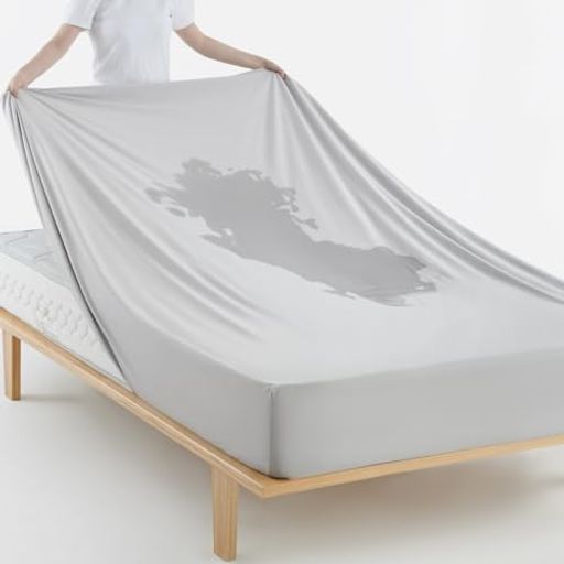 「商品情報」サイズ‐クイーン・160X200cm 素材:表地/ポリエステル94%・ポリウレタン6%、裏地/TPU防水加工(ポリウレタンコーティング)仕様:360度全面防水タイプ、全周ゴム付きで着脱簡単。厚さ25cmまでのマットレス・敷き布団に対応。生産国:中国 「360度全面防水仕様」裏地にTPU防水コーティングを施し、表面だけでなく側面までしっかりガード。汗や水分、飲み物のこぼれ、おねしょなどからマットレスを360度保護します。 「ニット生地でやさしい肌触り」表地にはやわらかなニット素材を採用。伸縮性のある編み方で素肌に触れてもチクチク感が少なく、なめらかでやさしい肌触りです。 「伸縮性がありフィット感抜群」ニット特有の高い伸縮性でマットレスにぴったりフィット。シワになりにくく、カサカサ音も抑えられ、ぐっすり眠りをサポートします。 「抗菌・防ダニ対策」防水層がハウスダストやダニの侵入をブロック。清潔を保ちながら、アレルギー対策にも役立ちます。 「軽量&amp;速乾でお手入れ簡単」軽くて扱いやすく、洗濯後も一般的な防水シーツに比べて速乾性に優れ、常に清潔に使えます。さらに全周ゴム仕様で取り付け・取り外しも簡単。