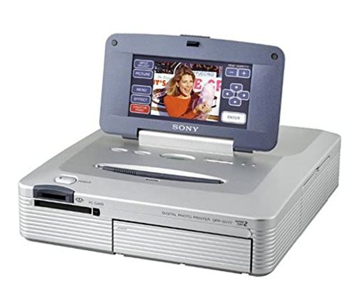 写真印刷 フリップアップLCDスクリーン付きデジタルフォトプリンター。 画像の表示、拡大、編集 タッチスクリーン操作。 メモリースティックまたはPCMCIA Type IIカードから直接印刷。 パソコンとMacに対応。